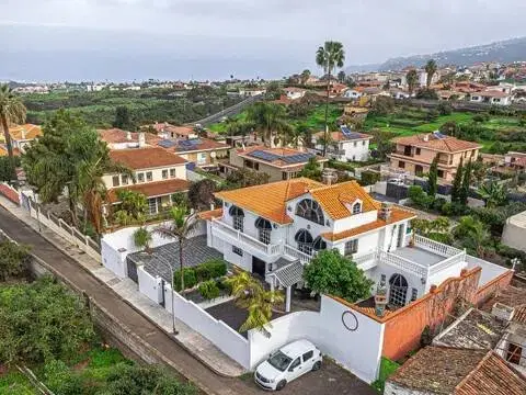 Chalet en calle de las Orquídeas