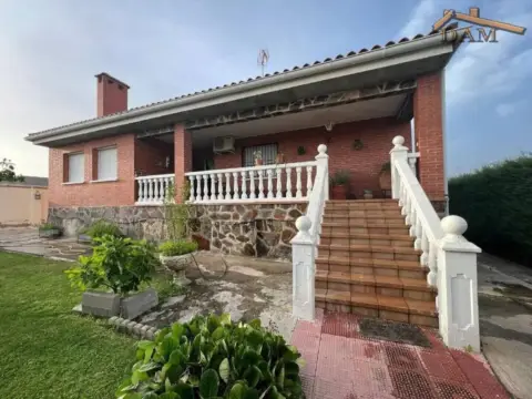 Chalet en Chozas de Canales
