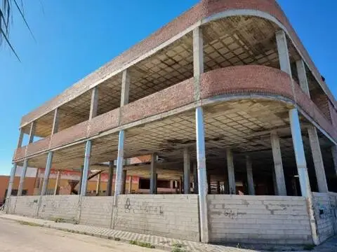 Local comercial en calle torre de oro