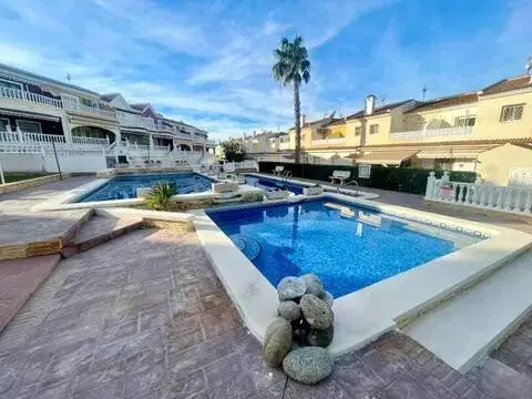 Casa adosada en Urbanización Monteazul