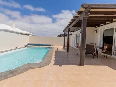 Chalet pareado en calle Mercedes