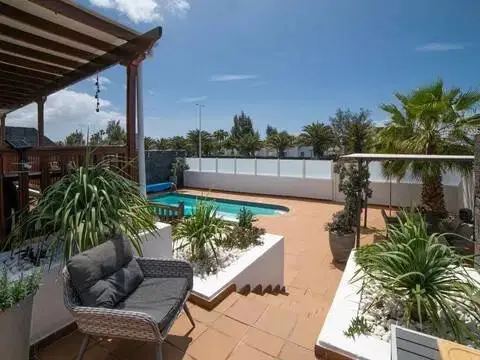 Chalet pareado en calle Holanda