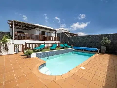 Chalet pareado en calle Holanda