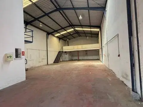 Nave industrial en calle Lisboa
