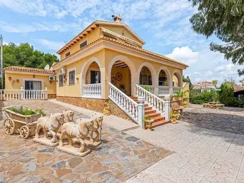 Chalet en Jacarilla