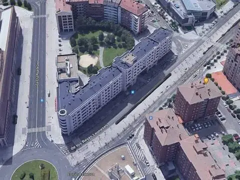 Almacén en Avenida de los Reyes Leoneses