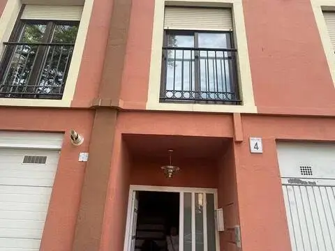 Casa adosada en calle de la Virgen de la Blanca