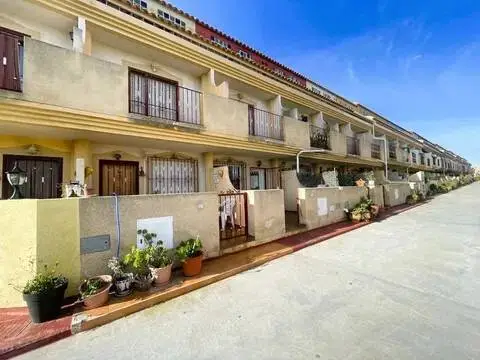 Casa adosada en Playa Flamenca-Las Piscinas