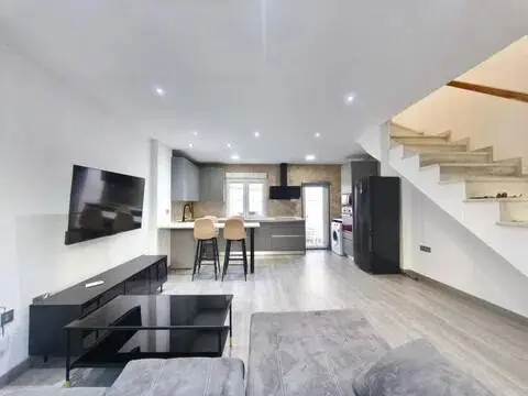 Casa adosada en Residencial Triana-Barrio Alto-Híjar