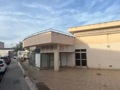 Local comercial en Avinguda dels Pins