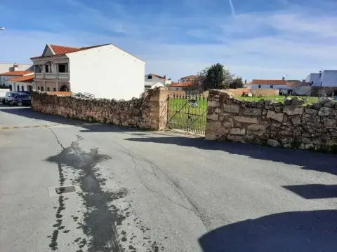 Terreno en calle Luis de Chamizo