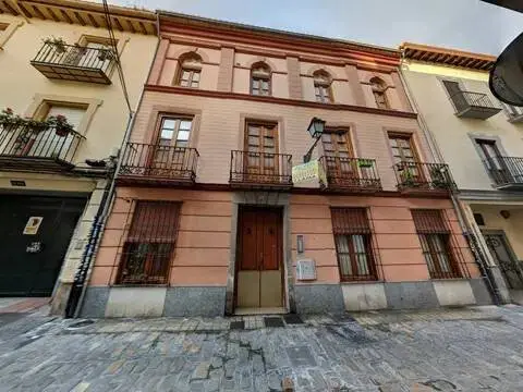 Edificio en calle Solares