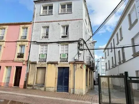Edificio en calle de la Curuxeira