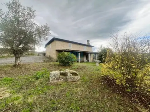 Casa rústica en San Cibrao Das Viñas (Capital)