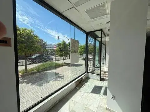 Local comercial en Avenida de la Arruzafilla
