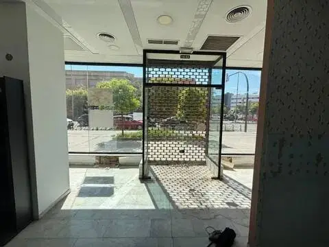 Local comercial en Avenida de la Arruzafilla