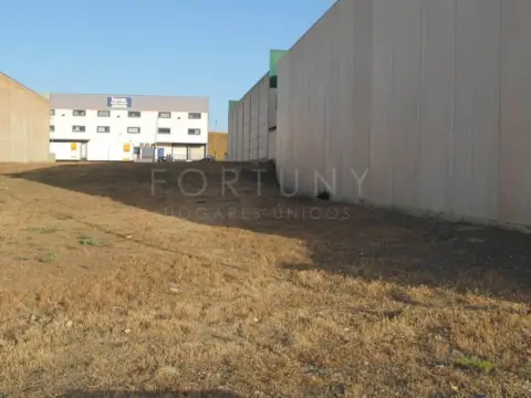 Terreno en calle Pedro Salinas