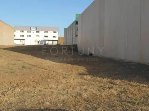 Terreno en calle Pedro Salinas