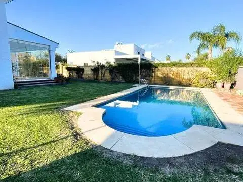 Chalet en calle de las Adelfas