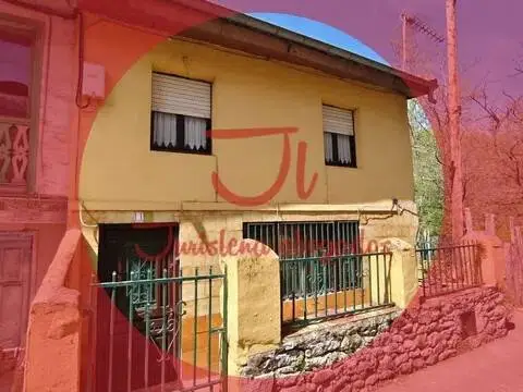 Casa rústica en calle Sotiello, 33
