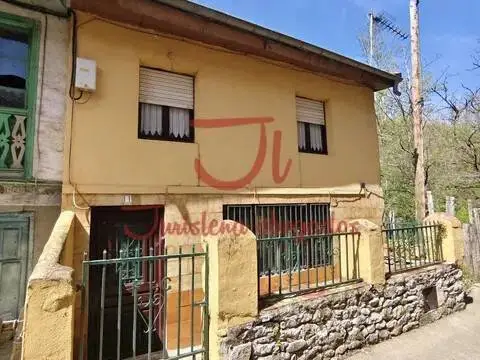 Casa rústica en calle Sotiello, 33