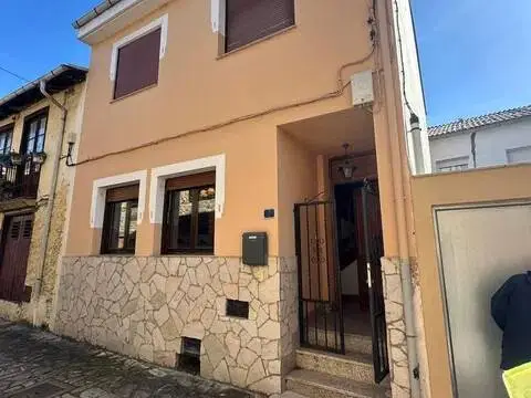 Casa adosada en Cacabelos
