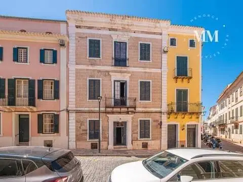 Casa adosada en Plaça de la Constitució