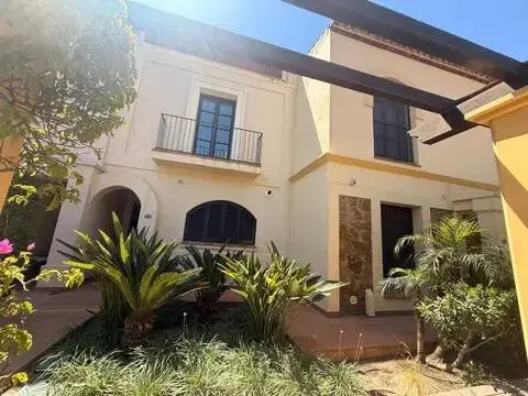 Casa adosada en calle Avenida los Cortijos, 3