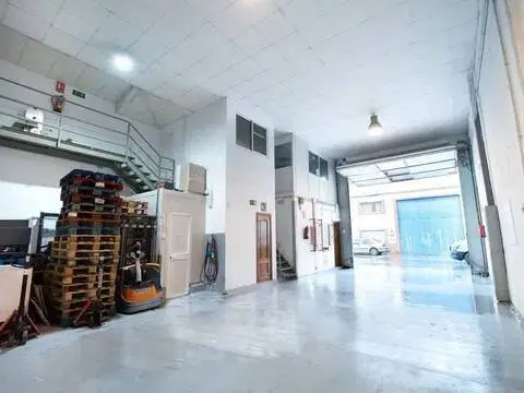 Local comercial en calle de Esteban Salazar Chapela