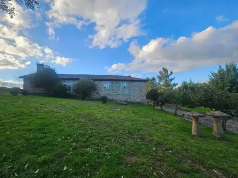 Casa rústica en San Cibrao Das Viñas (Capital)