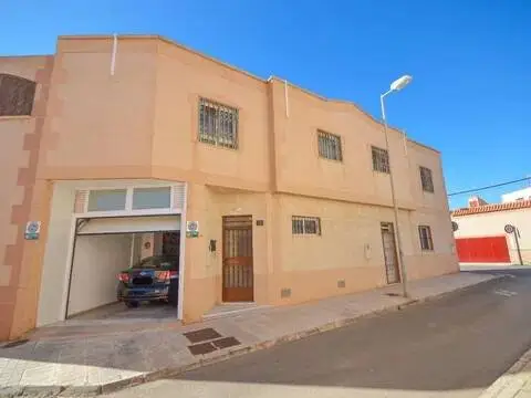 Casa adosada en calle de la Barriada San Vicente