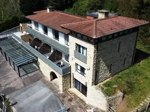 Edificio en Barrio de la Altzusta