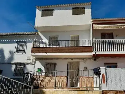 Casa adosada en calle Emeterio Zamora