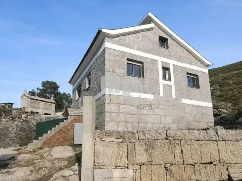 Chalet en Fornelos de Montes