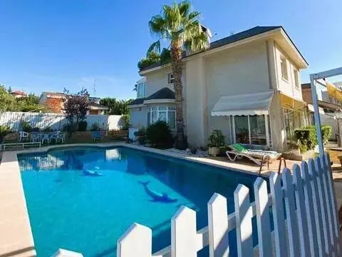 Chalet en Ronda de Arcipreste de Hita-Campoamor