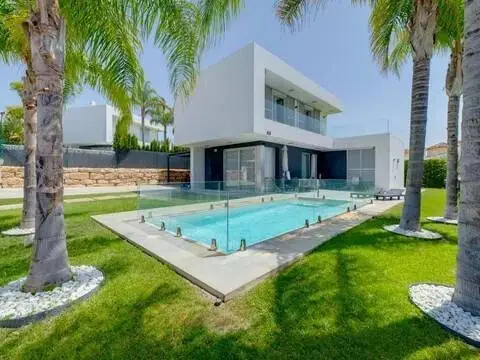 Chalet en Urbanización Golf Bahía