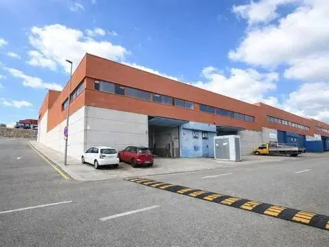 Nave industrial en Carrer de Santiago Russinyol