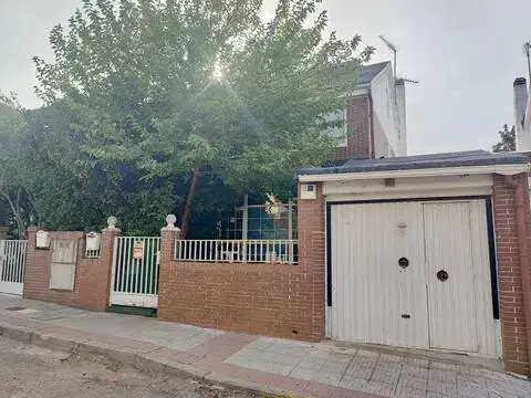 Casa adosada en calle Lago Sanabria