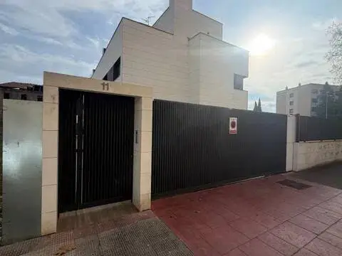 Casa adosada en calle de Diego de Velázquez
