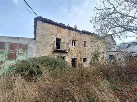 Casa adosada en calle de la calleja