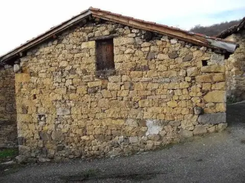 Casa rústica en Barrio (Caso)