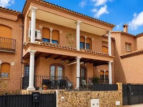Casa adosada en calle Azucena