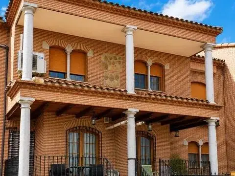 Casa adosada en calle Azucena