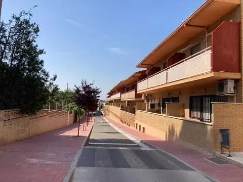 Casa adosada en calle Cerezos
