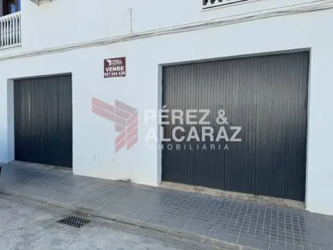 Local comercial en calle de Joaquín del Alba, 1