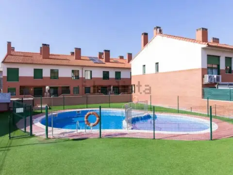 Casa adosada en calle de Julio Calvo Alfaro
