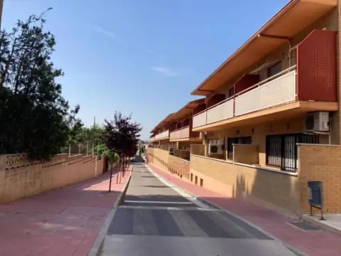 Casa adosada en calle Cerezos