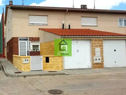 Casa adosada en Peleas de Abajo