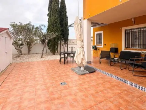 Chalet en Los Arenales del Sol