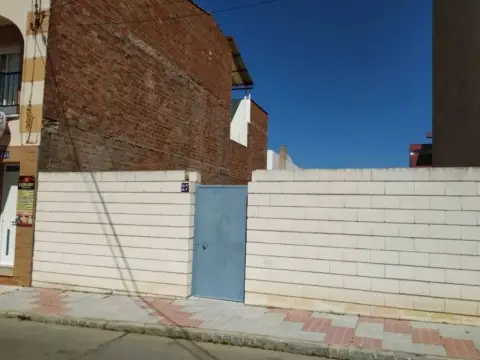 Terreno en calle de Cáceres